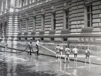 Perači ulica na Zrinjevcu 1953. godine (Foto Pavao Cajzek)